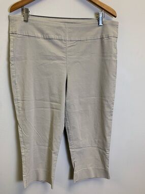 Larry Levine Neutral Beige Capri Pull-On Pants
